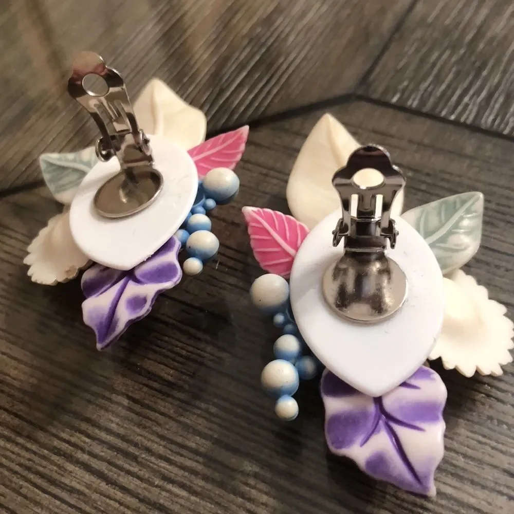 Vintage 80’s - 90’s Acrylic Pearlized Flower Cluster Clip Earring.